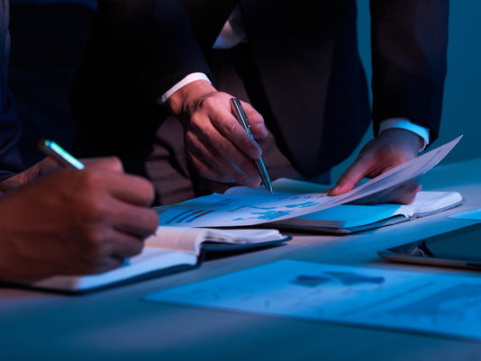 Análise financeira de documentos empresariais